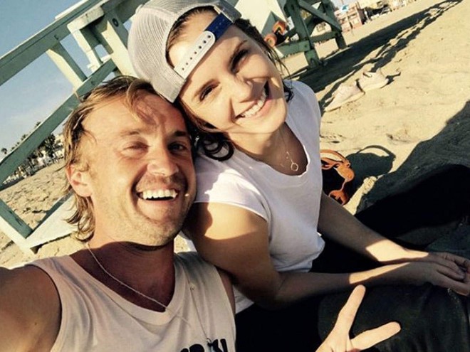 Tom Felton v&agrave; Emma Watson h&oacute;a ra đ&atilde; c&oacute; nhiều h&agrave;nh vi t&igrave;nh &aacute;i mờ &aacute;m tr&ecirc;n trường quay Harry Potter chục năm trước! - Ảnh 4.