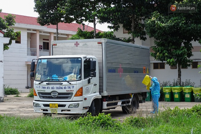 Theo chân những chiến binh thầm lặng thu gom rác từ khu cách ly, bệnh viện dã chiến ở Sài Gòn - Ảnh 4. Theo chân những chiến binh thầm lặng thu gom rác từ khu cách ly, bệnh viện dã chiến ở Sài Gòn - Ảnh 4.
