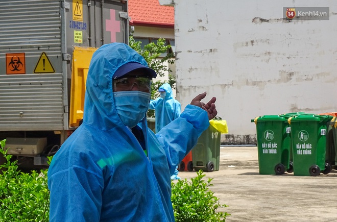 Theo chân những chiến binh thầm lặng thu gom rác từ khu cách ly, bệnh viện dã chiến ở Sài Gòn - Ảnh 6. Theo chân những chiến binh thầm lặng thu gom rác từ khu cách ly, bệnh viện dã chiến ở Sài Gòn - Ảnh 6.