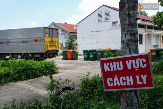 Theo chân những chiến binh thầm lặng thu gom rác từ khu cách ly, bệnh viện dã chiến ở Sài Gòn - Ảnh 1. Theo chân những chiến binh thầm lặng thu gom rác từ khu cách ly, bệnh viện dã chiến ở Sài Gòn - Ảnh 1.
