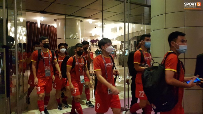 Tuyển Việt Nam lên chuyến bay lúc nửa đêm để về nước sau khi giành được chiến tích lịch sử tại vòng loại World Cup - Ảnh 26.