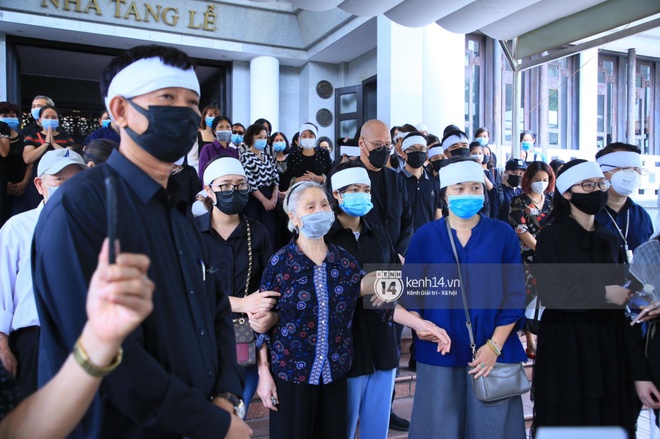 Tang lễ Hoa hậu Thu Thuỷ: Linh cữu được đưa đi hoả táng, em trai đau buồn ôm chặt di ảnh, Hoa hậu Đỗ Mỹ Linh và dàn sao Vbiz xót xa đến viếng - Ảnh 9.