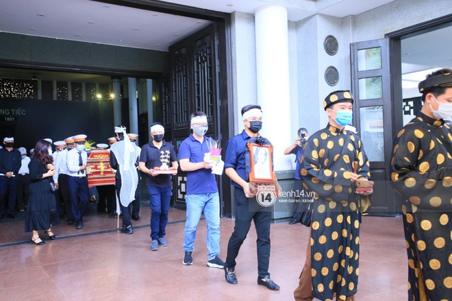 Tang lễ Hoa hậu Thu Thuỷ: Linh cữu được đưa đi hoả táng, em trai đau buồn ôm chặt di ảnh, Hoa hậu Đỗ Mỹ Linh và dàn sao Vbiz xót xa đến viếng - Ảnh 5.