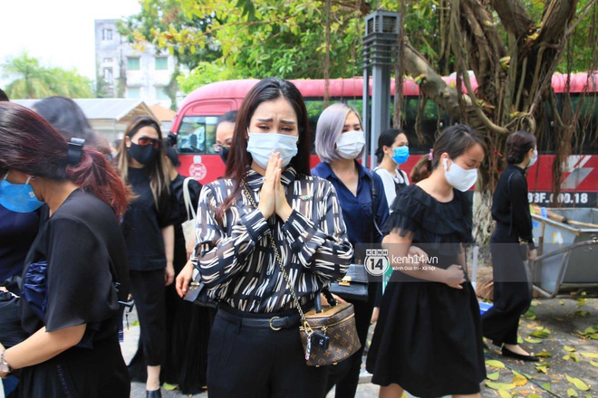 Dàn sao đến tiễn đưa Hoa hậu Thu Thủy: Diễn viên Minh Tiệp bật khóc, Đỗ Mỹ Linh và dàn Hoa hậu cùng nhiều sao Việt nén lòng - Ảnh 19.