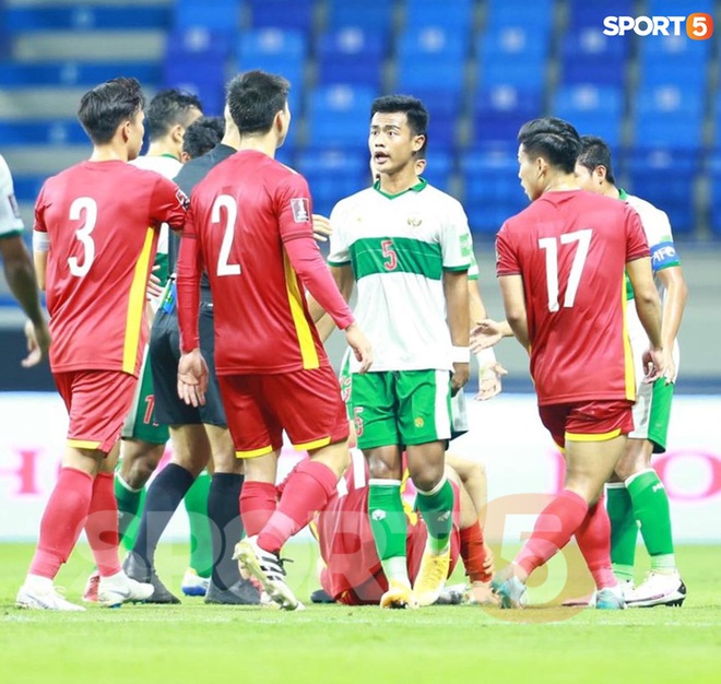 Duy Mạnh b&oacute;p cổ cầu thủ Indonesia sau pha phạm lỗi nguy hiểm với Tuấn Anh - Ảnh 2.