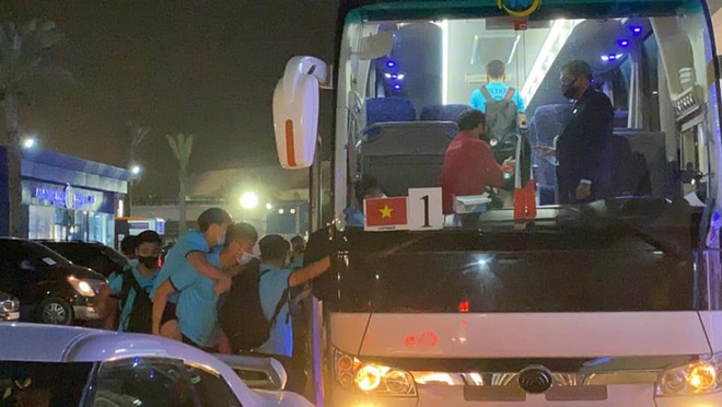 Văn Toàn được đồng đội cõng lên xe trở về khách sạn sau trận thắng Indonesia - Ảnh 1.