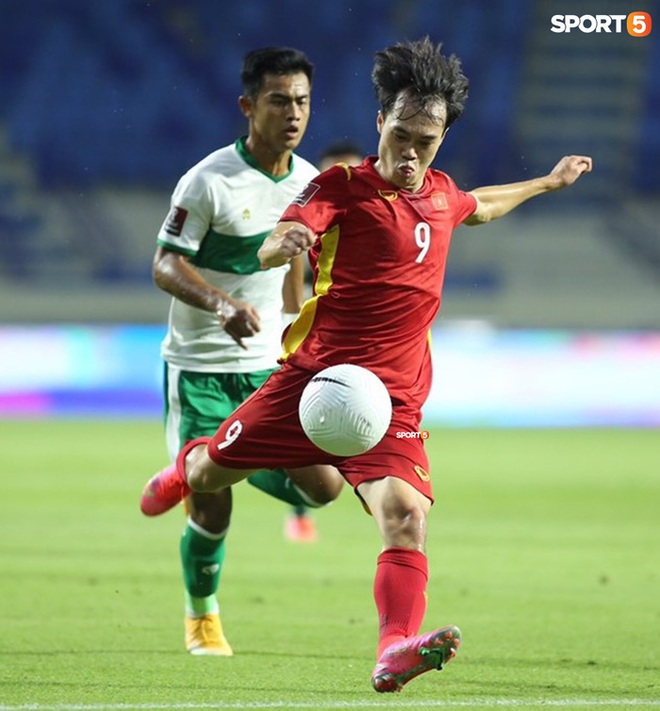 Văn Toàn được đồng đội cõng lên xe trở về khách sạn sau trận thắng Indonesia - Ảnh 2.