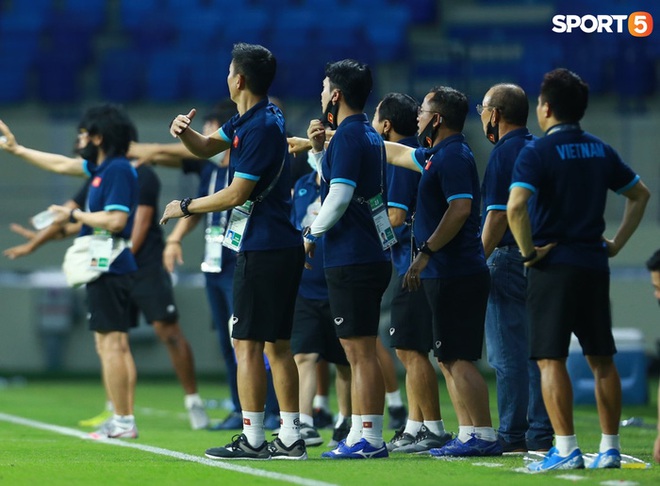 Duy Mạnh b&oacute;p cổ cầu thủ Indonesia sau pha phạm lỗi nguy hiểm với Tuấn Anh - Ảnh 12.