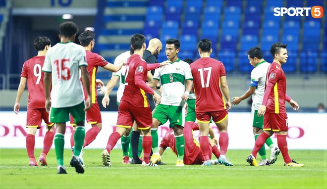 Duy Mạnh b&oacute;p cổ cầu thủ Indonesia sau pha phạm lỗi nguy hiểm với Tuấn Anh - Ảnh 3.