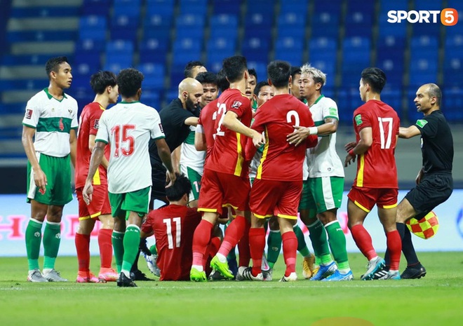 Duy Mạnh b&oacute;p cổ cầu thủ Indonesia sau pha phạm lỗi nguy hiểm với Tuấn Anh - Ảnh 6.