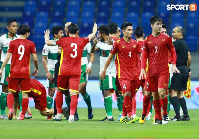 Duy Mạnh b&oacute;p cổ cầu thủ Indonesia sau pha phạm lỗi nguy hiểm với Tuấn Anh - Ảnh 9.