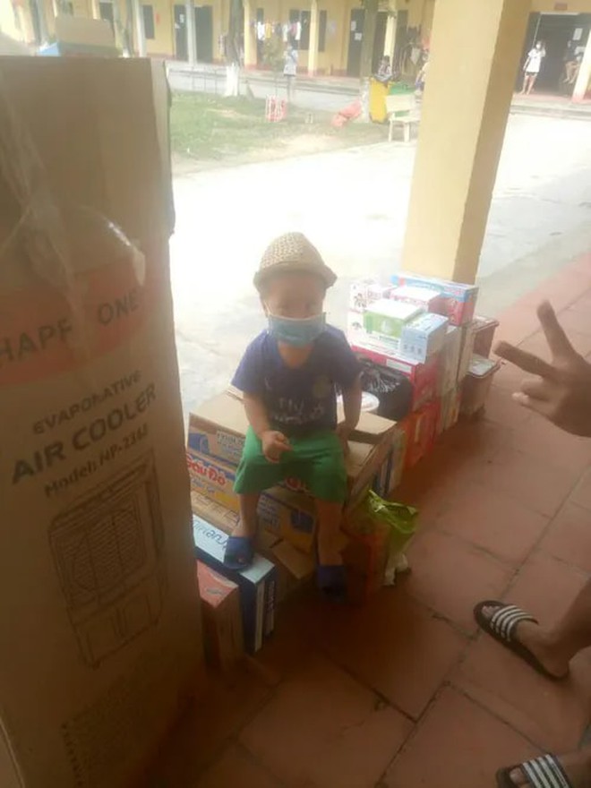 Em bé 3 tuổi ở Bắc Giang được rời khu cách ly tập trung về nhà - Ảnh 1. Em bé 3 tuổi ở Bắc Giang được rời khu cách ly tập trung về nhà - Ảnh 1.