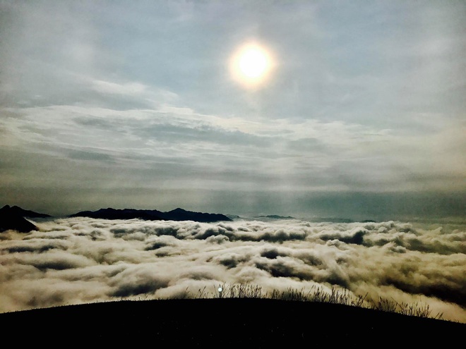 Hết dịch về Bắc Giang chơi: Có hẳn một nơi cắm trại, săn mây, ngắm hoàng hôn "đỉnh" thế này cơ mà! - Ảnh 1.