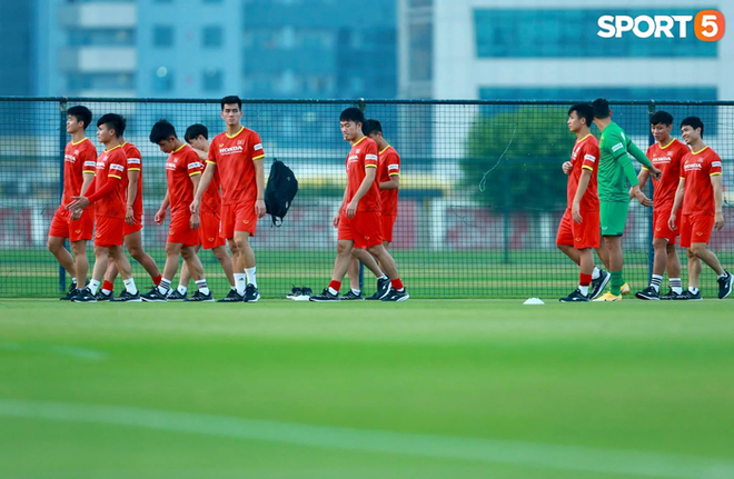 Văn To&agrave;n v&agrave; Tuấn Anh chỉ được đi bộ nhẹ, chưa tiết lộ mức độ chấn thương - Ảnh 1.