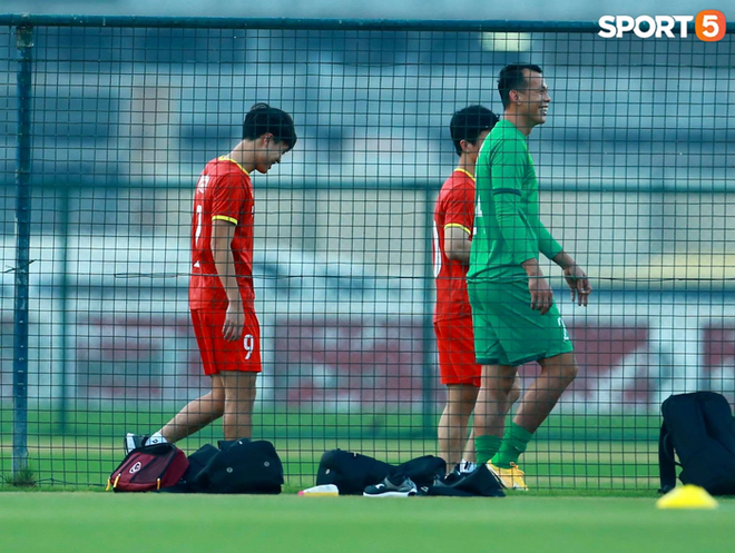 Văn To&agrave;n v&agrave; Tuấn Anh chỉ được đi bộ nhẹ, chưa tiết lộ mức độ chấn thương - Ảnh 2.