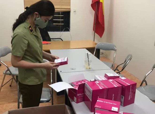 Kiểm tra &ocirc; t&ocirc; đỗ ở chung cư, QLTT ph&aacute;t hiện 800 bộ test nhanh Covid-19 kh&ocirc;ng r&otilde; nguồn gốc - Ảnh 1.