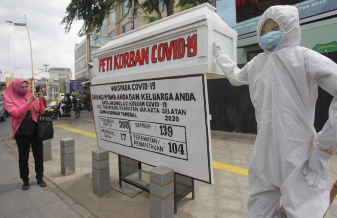 COVID-19 bùng phát ở thủ đô, Indonesia đặt mục tiêu tiêm 1 triệu liều vaccine mỗi ngày  - Ảnh 1.