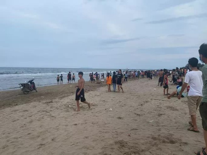 5 em nhỏ rủ nhau tắm biển, 3 em chết đuối v&agrave; mất t&iacute;ch - Ảnh 1.