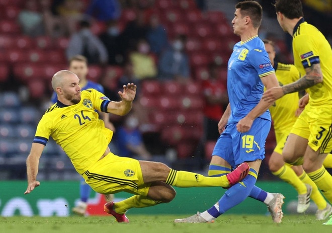 Tiền đạo Ukraine chia tay Euro 2020 sau pha phạm lỗi kinh hoàng của đồng nghiệp ĐT Thuỵ Điển - Ảnh 1.