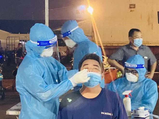 Xuy&ecirc;n đ&ecirc;m lấy mẫu x&eacute;t nghiệm Covid-19 tại chợ đầu mối Thủ Đức - Ảnh 2.
