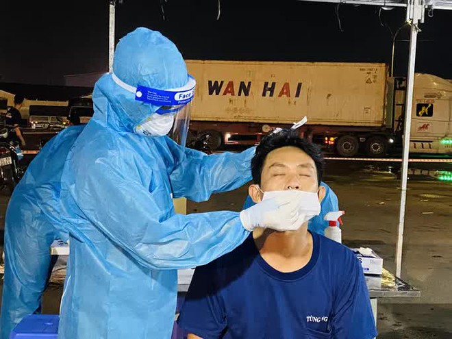 Xuy&ecirc;n đ&ecirc;m lấy mẫu x&eacute;t nghiệm Covid-19 tại chợ đầu mối Thủ Đức - Ảnh 3.