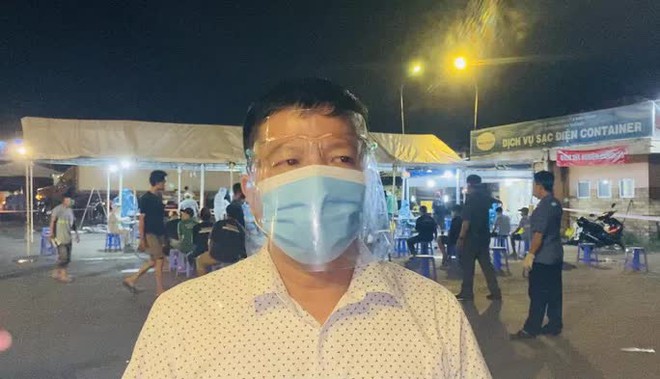 Xuy&ecirc;n đ&ecirc;m lấy mẫu x&eacute;t nghiệm Covid-19 tại chợ đầu mối Thủ Đức - Ảnh 6.