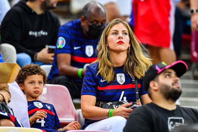 Những bóng hồng đẹp nhất trên khán đài ở vòng 1/8 Euro 2020: Trung vệ tuyển Pháp có vợ xinh nhất giải đấu - Ảnh 6.