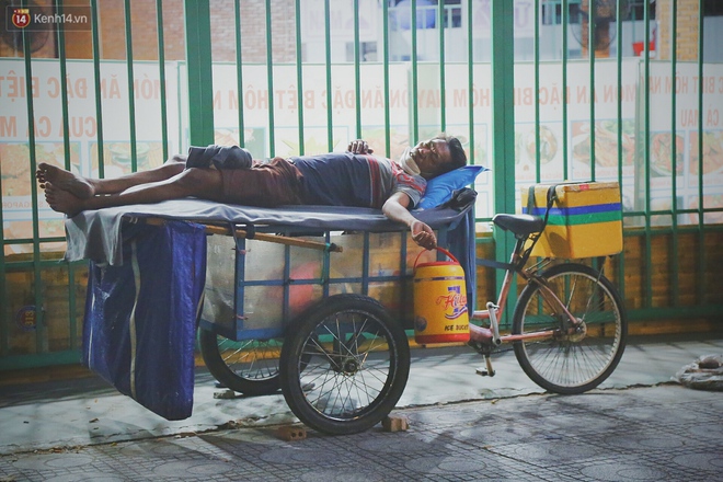 Người vô gia cư lay lắt trong đêm đầu Sài Gòn giãn cách: "Con không có nhà, tối con ra Cầu Mống mà ngủ" - Ảnh 2.