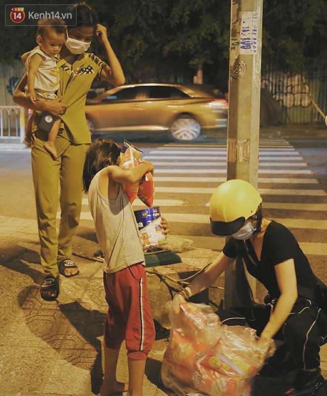 Người vô gia cư lay lắt trong đêm đầu Sài Gòn giãn cách: &quot;Con không có nhà, tối con ra Cầu Mống mà ngủ&quot; - Ảnh 4.
