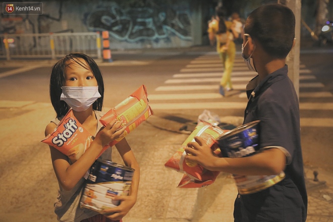 Người vô gia cư lay lắt trong đêm đầu Sài Gòn giãn cách: &quot;Con không có nhà, tối con ra Cầu Mống mà ngủ&quot; - Ảnh 4.