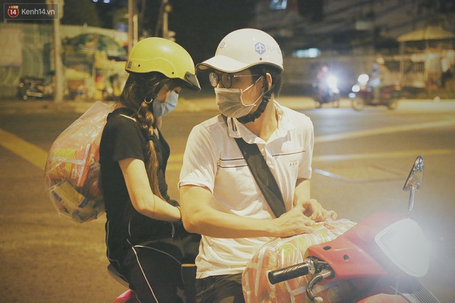 Người vô gia cư lay lắt trong đêm đầu Sài Gòn giãn cách: "Con không có nhà, tối con ra Cầu Mống mà ngủ" - Ảnh 4.