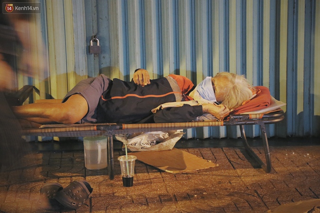 Người vô gia cư lay lắt trong đêm đầu Sài Gòn giãn cách: "Con không có nhà, tối con ra Cầu Mống mà ngủ" - Ảnh 11.