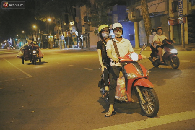 Người vô gia cư lay lắt trong đêm đầu Sài Gòn giãn cách: &quot;Con không có nhà, tối con ra Cầu Mống mà ngủ&quot; - Ảnh 6.