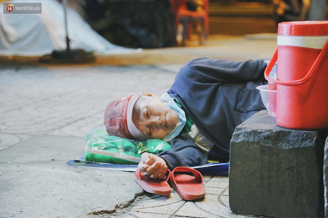 Người vô gia cư lay lắt trong đêm đầu Sài Gòn giãn cách: "Con không có nhà, tối con ra Cầu Mống mà ngủ" - Ảnh 8.