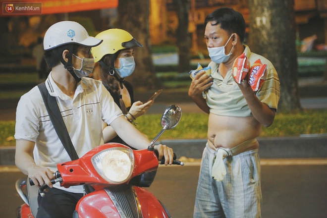 Người vô gia cư lay lắt trong đêm đầu Sài Gòn giãn cách: "Con không có nhà, tối con ra Cầu Mống mà ngủ" - Ảnh 11.