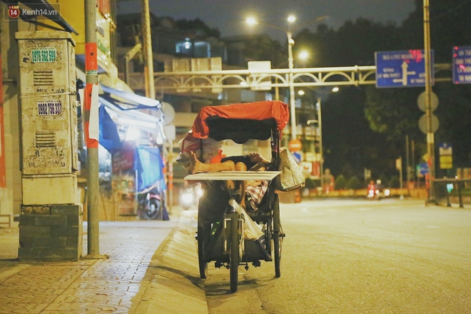 Người vô gia cư lay lắt trong đêm đầu Sài Gòn giãn cách: &quot;Con không có nhà, tối con ra Cầu Mống mà ngủ&quot; - Ảnh 13.