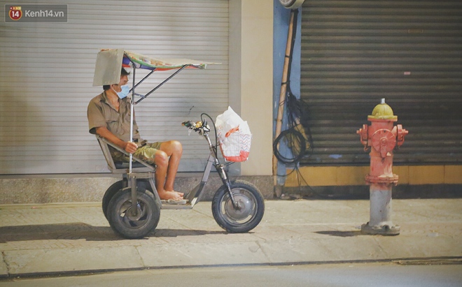 Người vô gia cư lay lắt trong đêm đầu Sài Gòn giãn cách: &quot;Con không có nhà, tối con ra Cầu Mống mà ngủ&quot; - Ảnh 15.