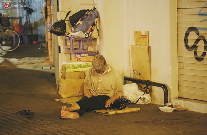 Người vô gia cư lay lắt trong đêm đầu Sài Gòn giãn cách: &quot;Con không có nhà, tối con ra Cầu Mống mà ngủ&quot; - Ảnh 17.