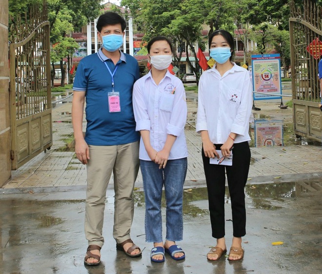 Nữ sinh 3 năm “làm xe đạp ôm” chắp ước mơ cho bạn - Ảnh 2.