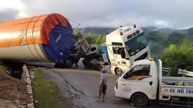 Xe si&ecirc;u trường si&ecirc;u trọng lật, mở đường tạm tr&ecirc;n Quốc lộ 26 - Ảnh 1.