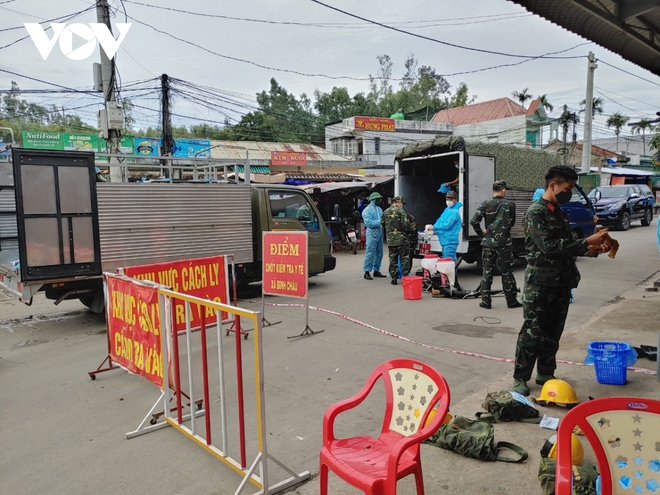 Th&ecirc;m 14 ca mắc mới, Quảng Ng&atilde;i tăng tốc x&eacute;t nghiệm diện rộng - Ảnh 1.