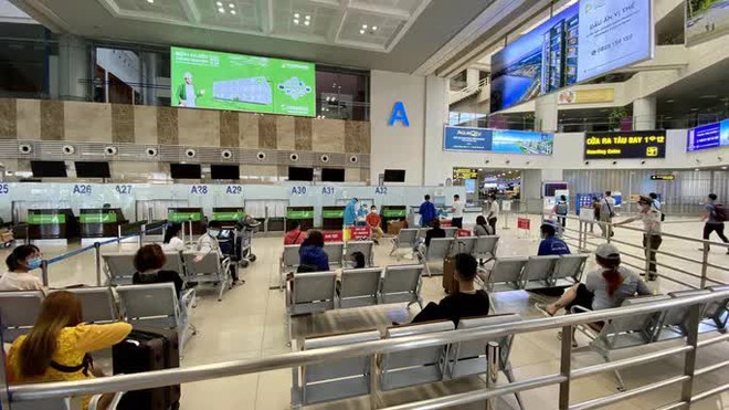 Xét nghiệm nhanh Covid-19 cho hành khách đi TP.HCM tại sân bay Nội Bài - Ảnh 2.