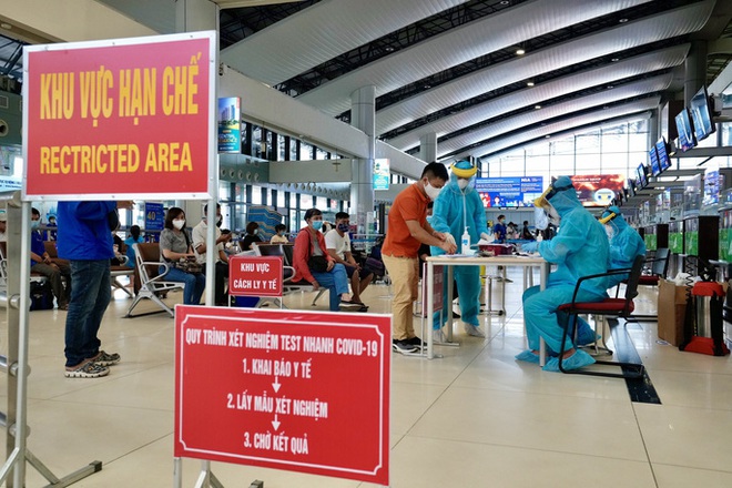 Xét nghiệm nhanh Covid-19 cho hành khách đi TP.HCM tại sân bay Nội Bài - Ảnh 6.