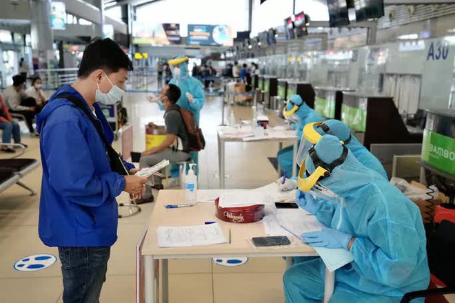 Xét nghiệm nhanh Covid-19 cho hành khách đi TP.HCM tại sân bay Nội Bài - Ảnh 7.