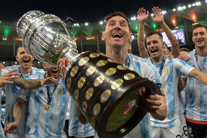 Ảnh: Messi nhắm nghiền mắt hôn chiếc cúp vô địch Nam Mỹ được cả quốc gia Argentina chờ đợi suốt 28 năm - Ảnh 12.