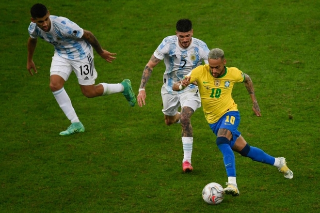 Dẫn dắt Argentina vô địch Nam Mỹ, giờ thì Messi không còn phải cúi đầu hổ thẹn trước Ronaldo về danh hiệu với đội tuyển - Ảnh 4.