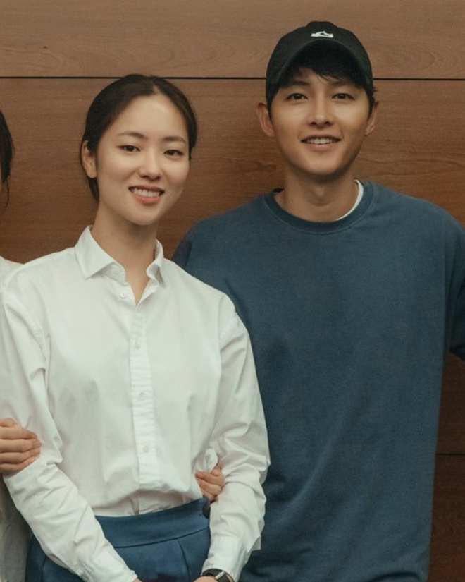 4 năm rồi mới xuất hiện mỹ nhân khiến Song Joong Ki có cử chỉ thân mật y như với vợ cũ Song Hye Kyo - Ảnh 3.