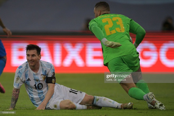 Dẫn dắt Argentina vô địch Nam Mỹ, giờ thì Messi không còn phải cúi đầu hổ thẹn trước Ronaldo về danh hiệu với đội tuyển - Ảnh 3.