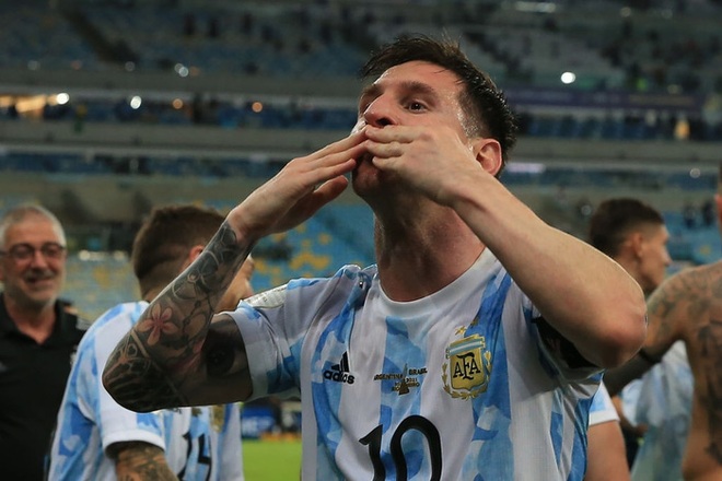 Chỉ với một cái nhìn là đủ để bạn bị bức ảnh ghép Messi này mê hoặc. Với tinh thần chiến đấu không ngừng và khả năng ghi bàn tuyệt vời, Messi luôn là một trong những cầu thủ hàng đầu thế giới.
