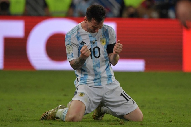 Ảnh: Messi được cả đội nắm chân tay, tung lên trời sau khi hoàn thành mảnh ghép cuối cùng cho sự nghiệp hoàn hảo - Ảnh 3.